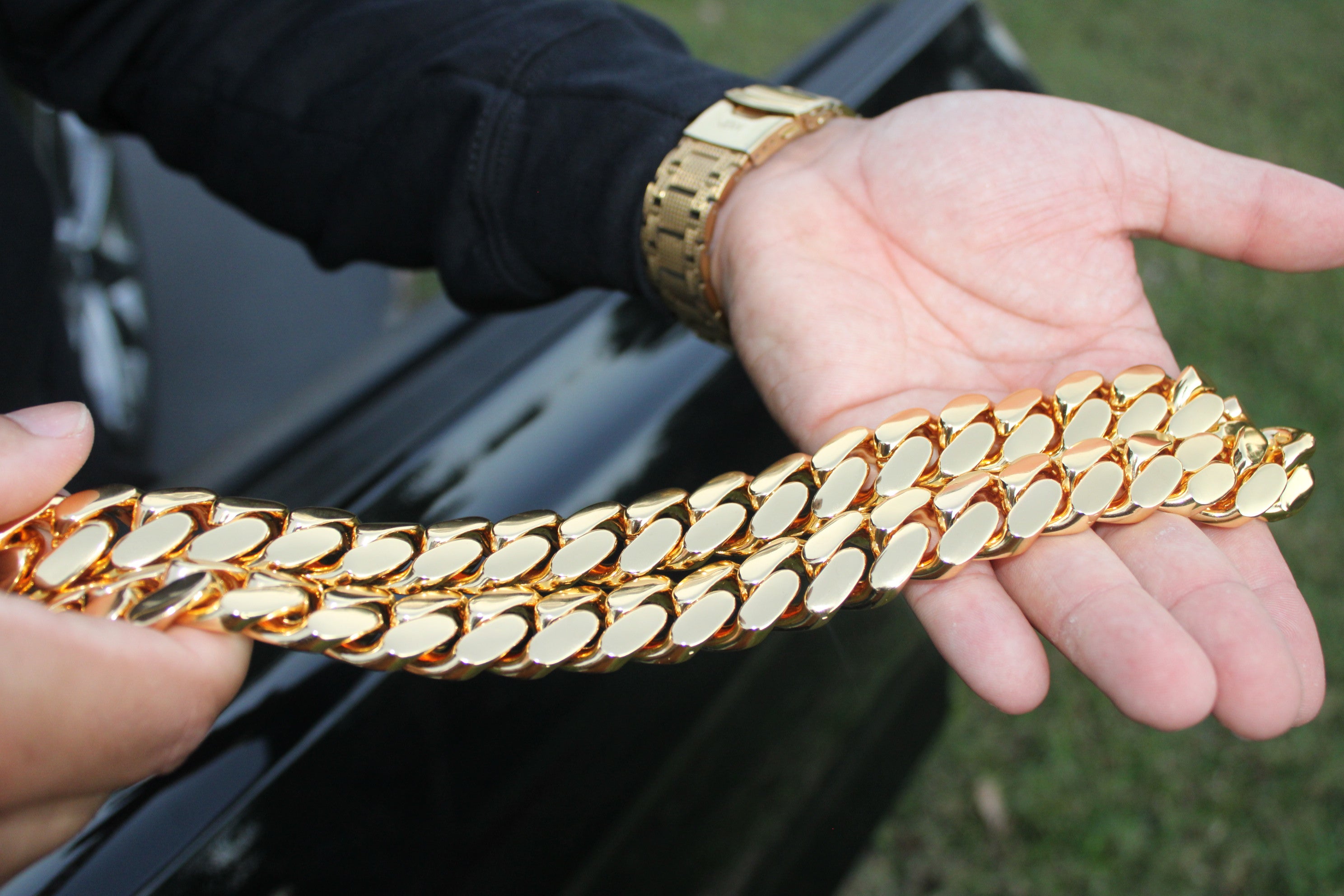"Make a Statement with Solid Cuban Chains: The Perfect Accessory for Any Outfit"